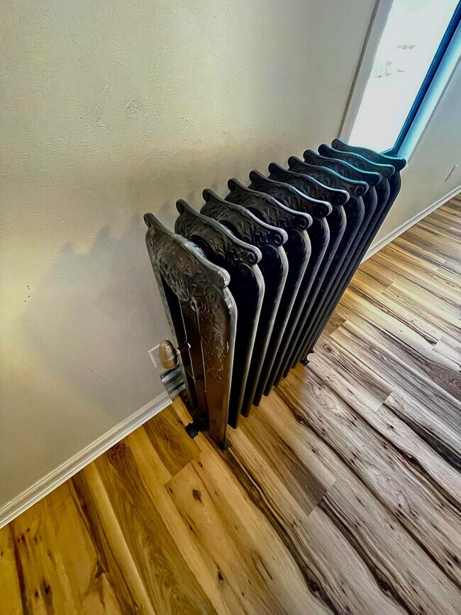 Building Photo - 702 S Washington Ave