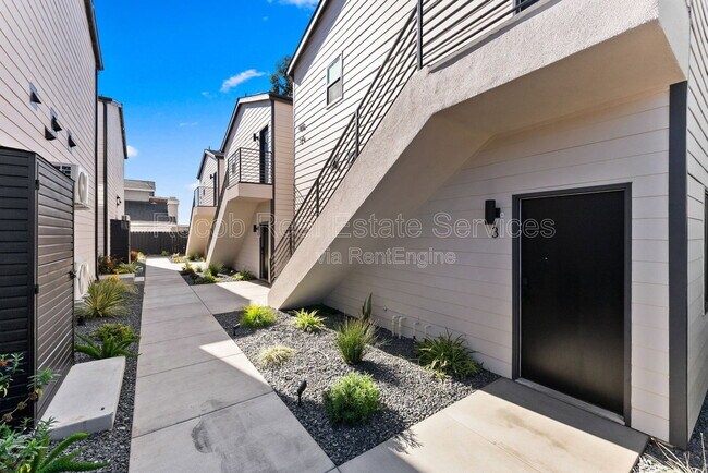 Building Photo - 832 Desty St