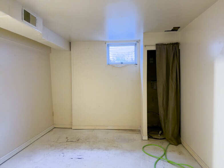 Building Photo - 80 Diller Ave