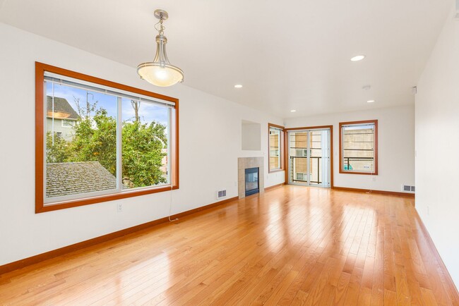 Building Photo - South Seattle 2 Bedroom 1.5 Bath Townhouse - 1 Car Garage