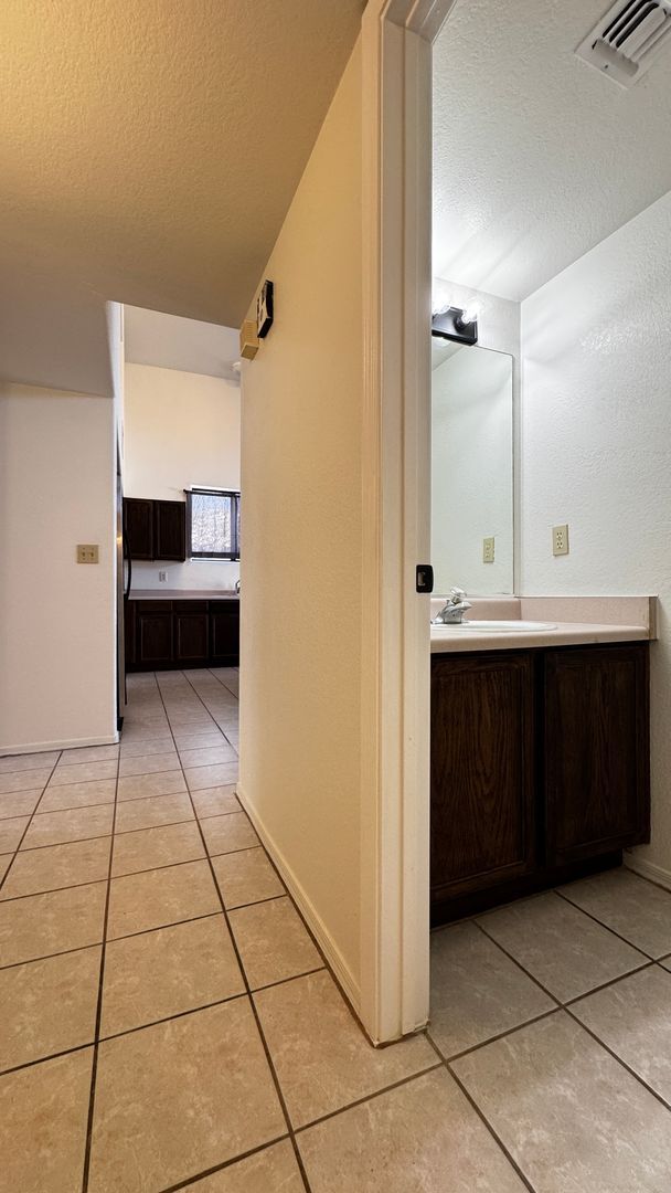 Building Photo - Eastside (Broadway and Houghton) 4 bedroom...