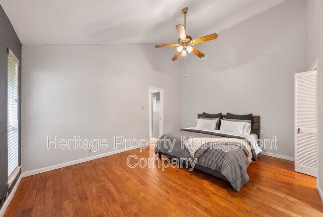Building Photo - 13906 N Hills Village Dr