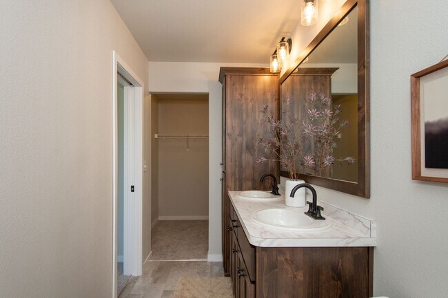 Building Photo - 4 Bed 3 Bath Single Family Home
