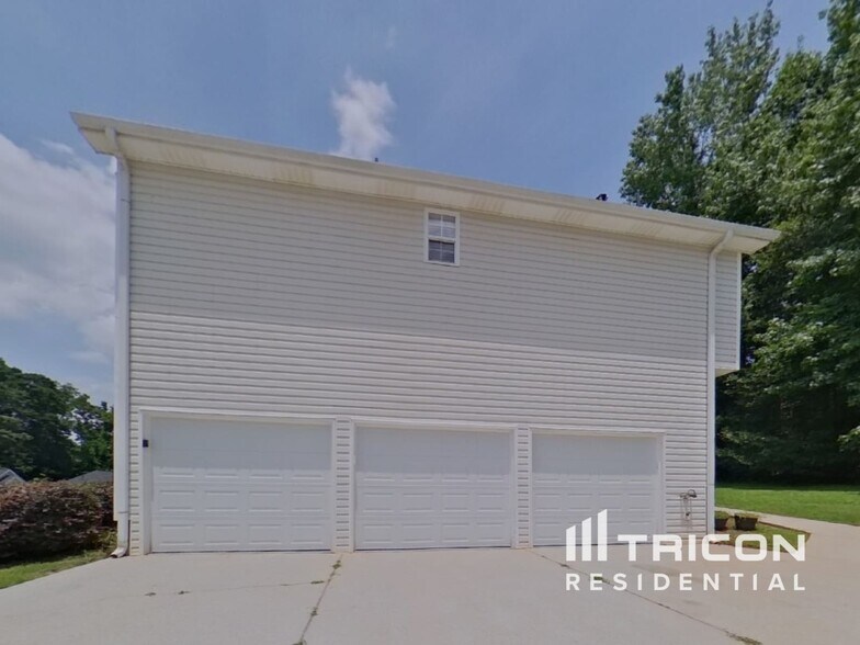 Building Photo - 34 Paradise Way