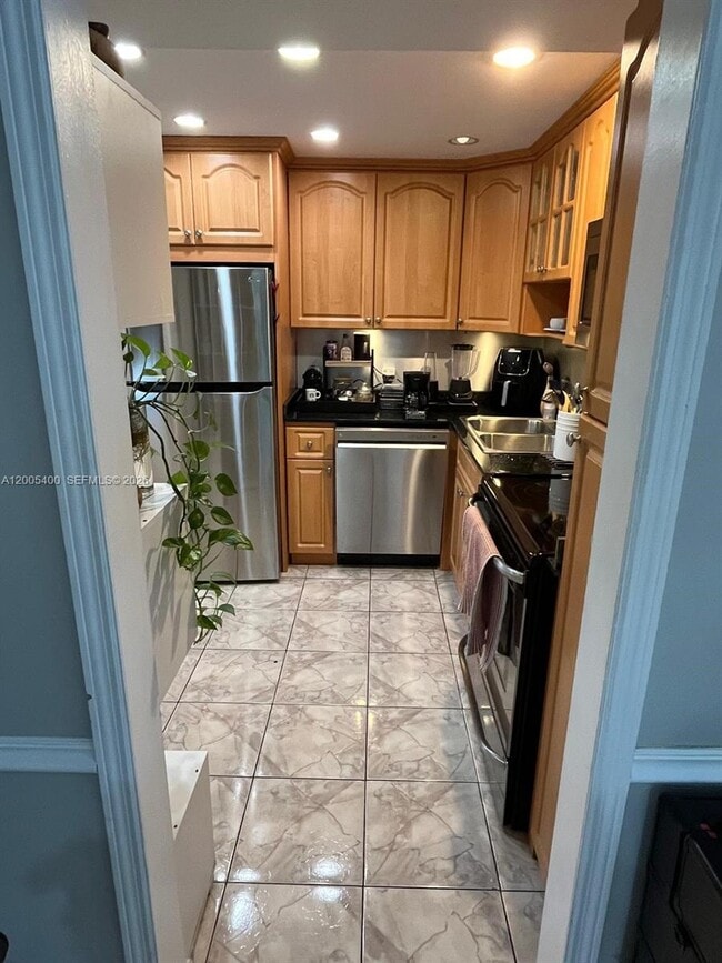 Building Photo - 3475 N Country Club Dr