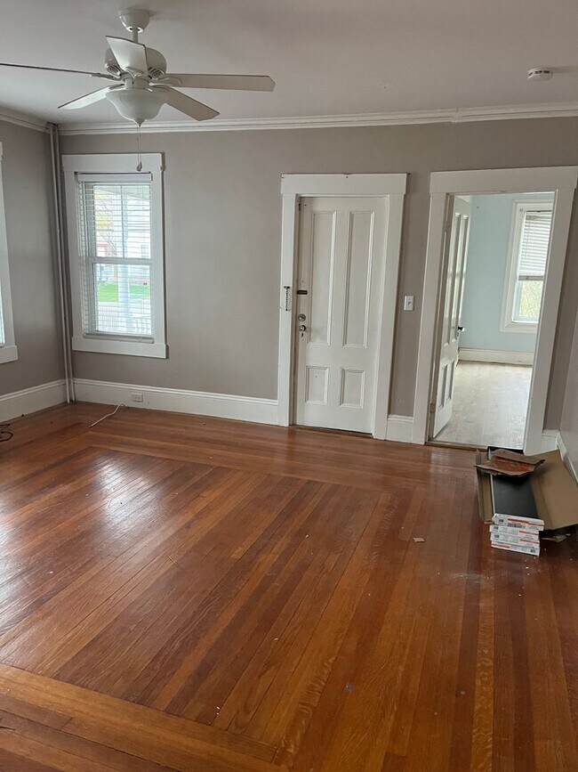 Building Photo - Sunny 2 Br / 1 BA Apartment in quiet area of Middleboro