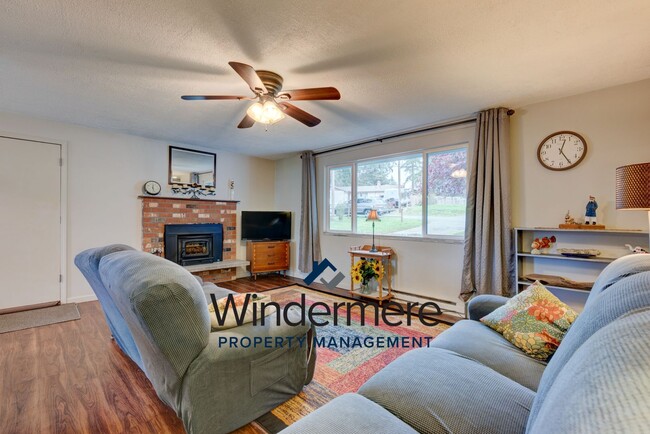 Building Photo - Fully-Furnished Cozy 3 Bedroom Home - Shor...