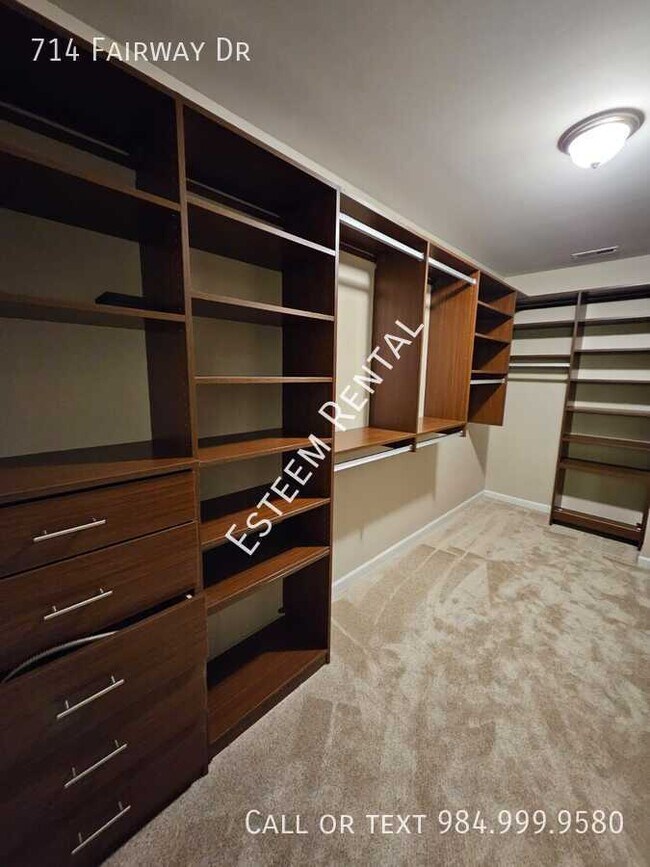Building Photo - 714 Fairway Dr