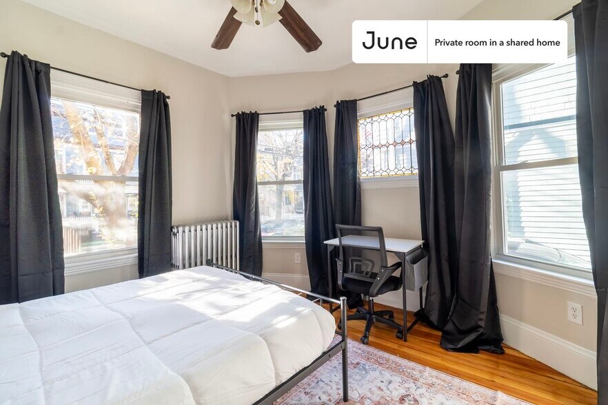 Building Photo - Private bedroom in 5 bed/2 bath Home