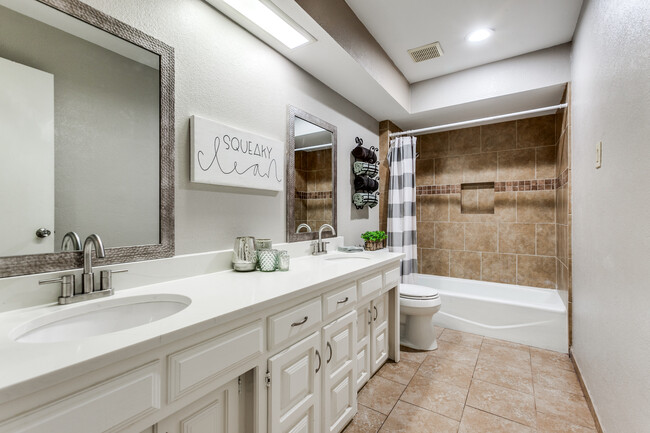 Hall Bath - 3609 Candelaria Dr