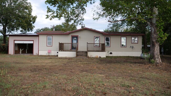 Building Photo - Spacious Rural Retreat