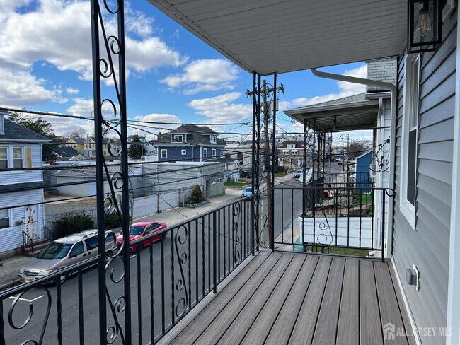 Building Photo - 33 Obert St