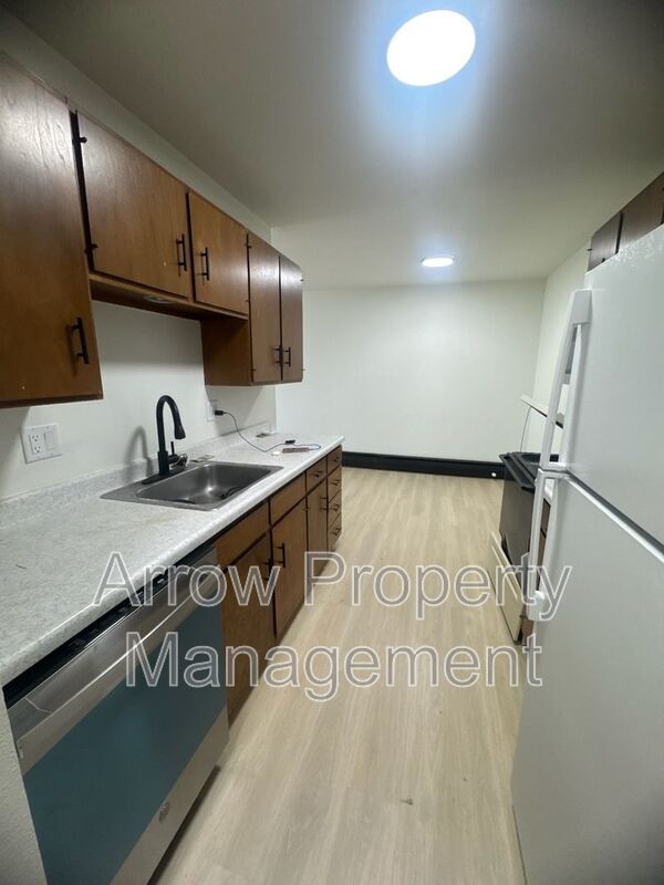 Primary Photo - 215 E Arbor Ave