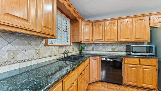 Building Photo - "Charming 2-Bed Home with Scenic Views and...