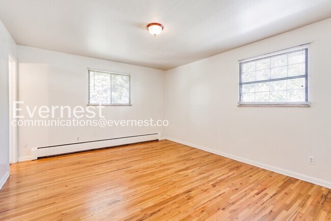 Building Photo - 4 Bed, 3 Bath Home with Fenced Yard & Garage / Available Now!