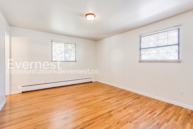 Building Photo - 4 Bed, 3 Bath Home with Fenced Yard & Garage / Available Soon!