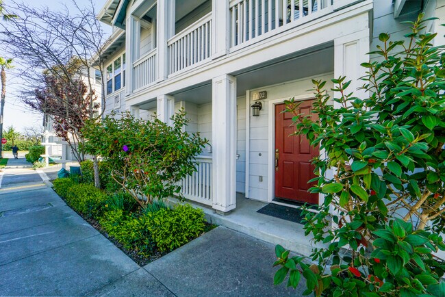 Building Photo - 1702 Northshore Dr