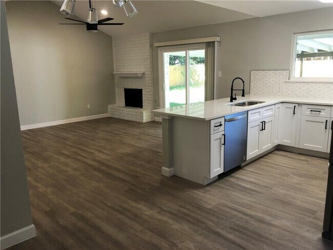 Building Photo - 4800 Pewter Ln