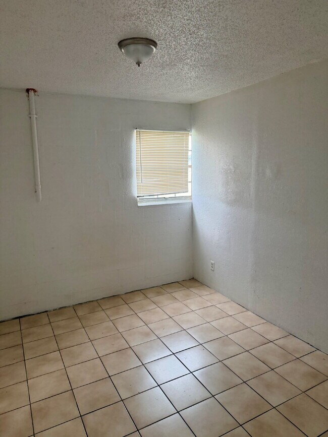 Building Photo - 4 Bedroom 1.5 Bathroom House For Rent