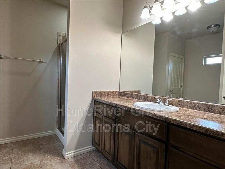 Building Photo - 1007 SW 92nd St