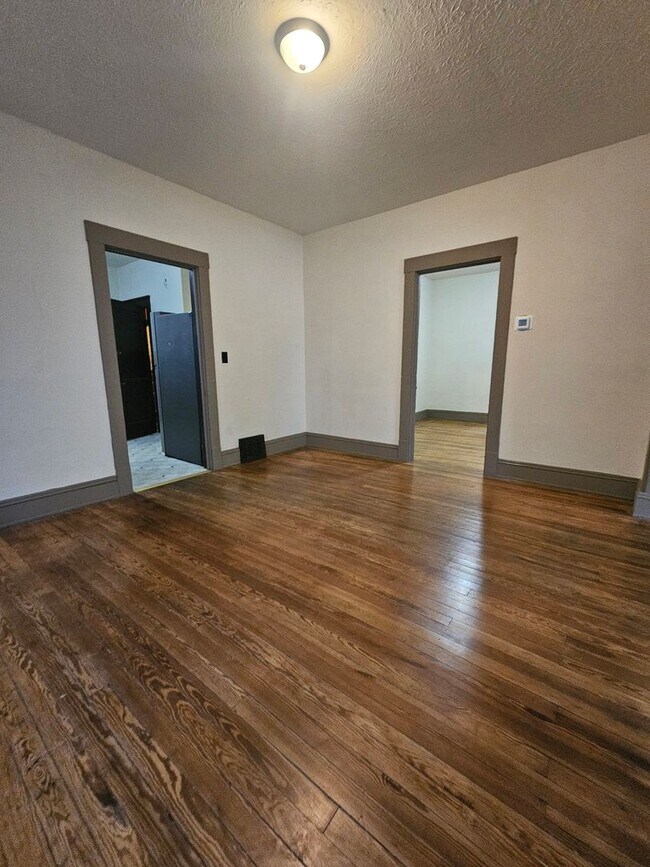 Building Photo - 3913 Henritze Ave