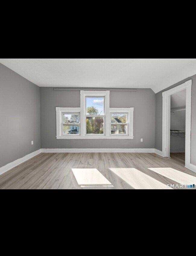 Building Photo - 362 Sigourney St