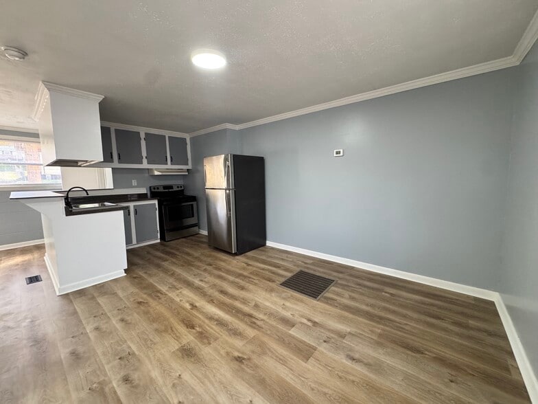 Kitchen - 105 24th St