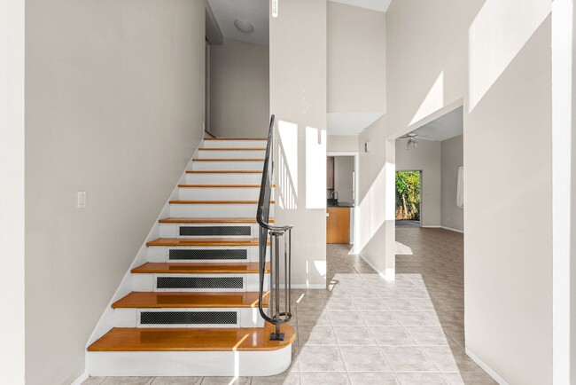 Building Photo - Waterfront 3 Bedroom in Yacht Club Estates