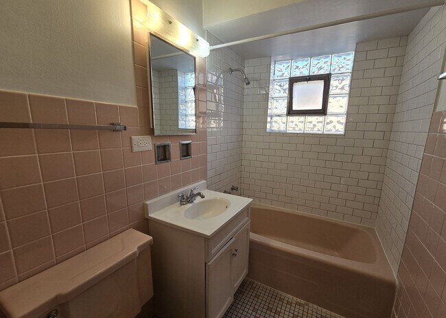 Building Photo - 4114 N Kedvale Ave