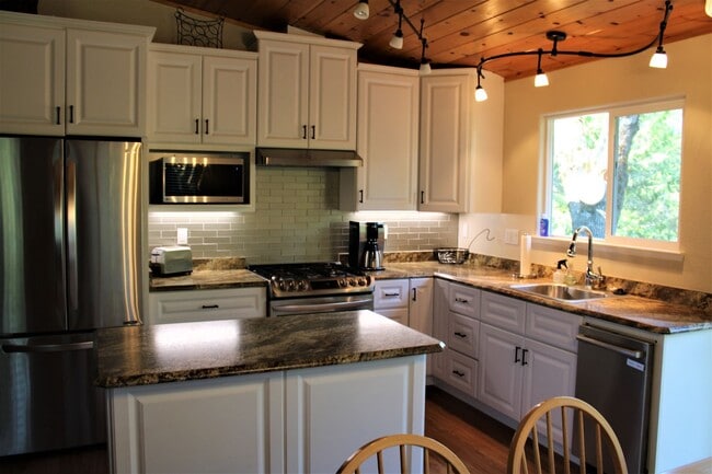 Building Photo - Gorgeous Fully Furnished 3 Bedroom Home Ne...