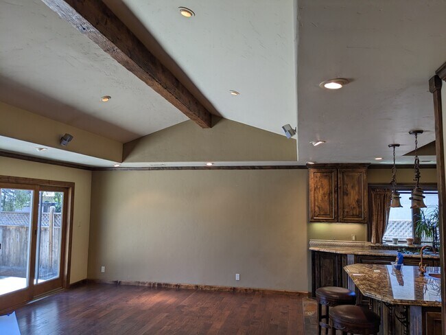 Building Photo - 1043 Bluebird Ave