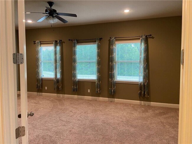 Building Photo - 3216 Herradura Dr