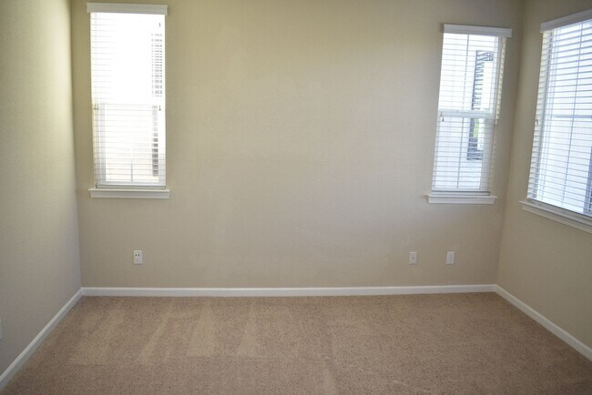 Building Photo - 3033 Village Park Dr