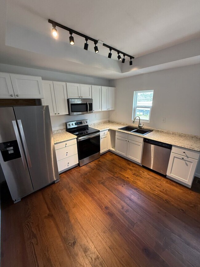 Building Photo - Spring Special! ONE MONTH FREE RENT! Moder...