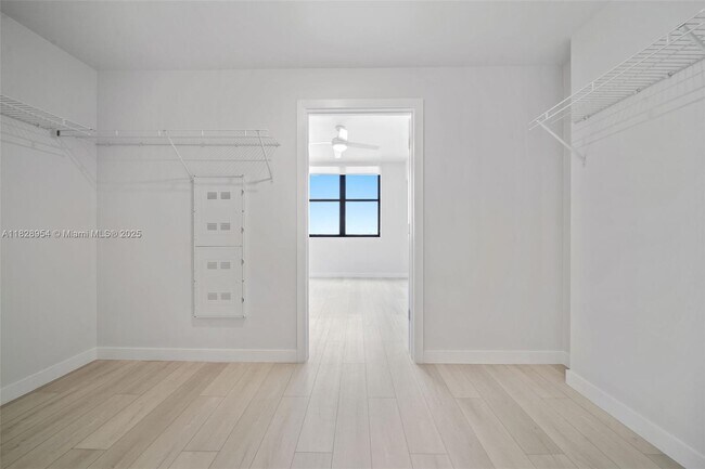 Building Photo - 555 NE 8th St