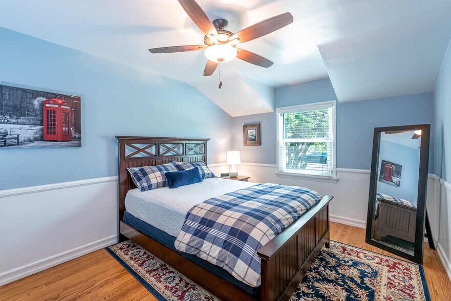 Building Photo - 5865 Vesper Ave