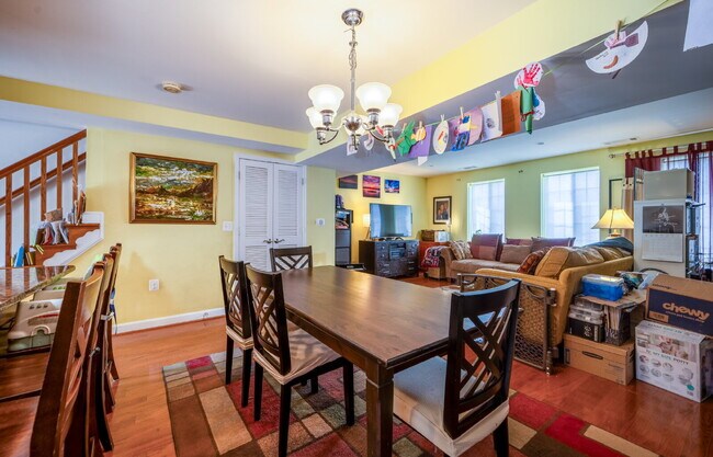 Building Photo - Charming Townhome with Unbeatable Amenities
