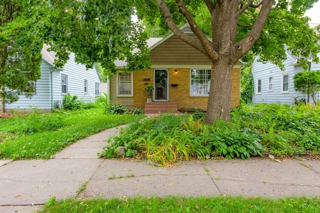 Building Photo - Lovely 3 Bedroom Home in Minneapolis