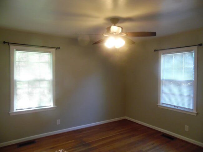 Building Photo - 2492 Southview Dr