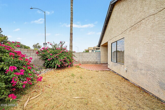Building Photo - 921 S Val Vista Dr