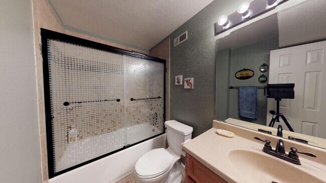 Building Photo - Beautiful sunny home