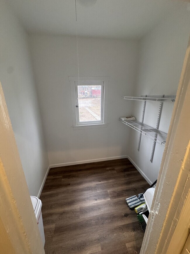 Building Photo - 6559 Hoffman Ave