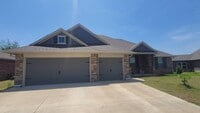 Building Photo - Very Beautiful 4 Bedroom Home in Mustang Schools