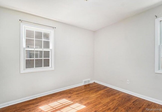 Building Photo - 633 N Dorchester Ave