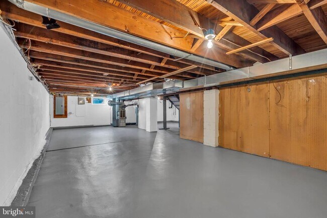 Building Photo - 165 Lakeview Dr N