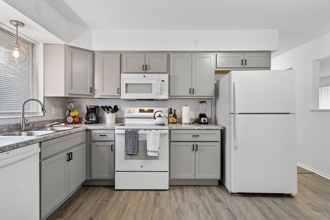 Building Photo - 1545 Reale Ave