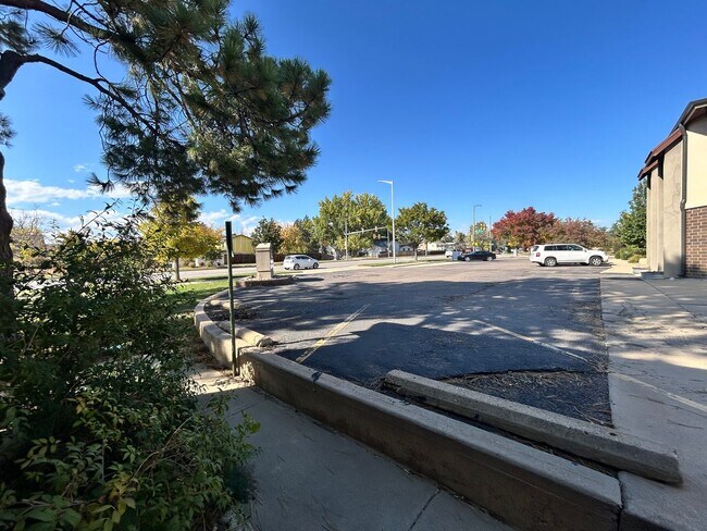 Building Photo - Spacious 2Br/1.5Ba End-Unit Townhome with Carport & Extra Storage