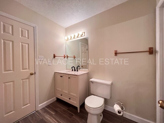 Building Photo - SITUATED IN HALLS IN CROSSROADS NORTH...3 ...