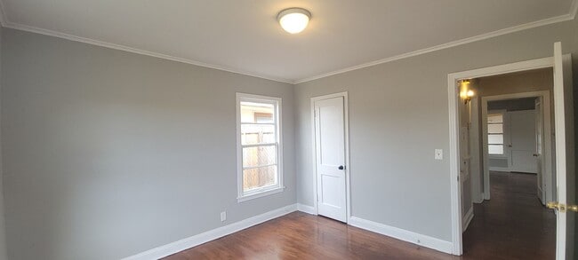 Building Photo - Beautiful 3 bedroom/1.5 bathroom house wit...