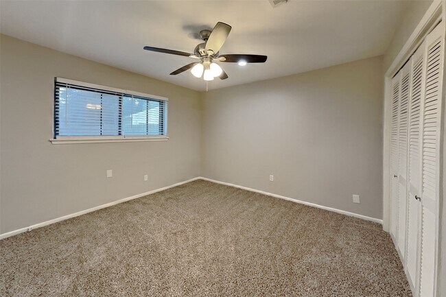 Building Photo - 2318 Turtle Creek Dr